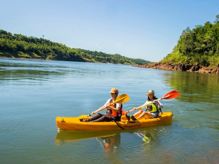 Two people kayaking on the Paraná river close to the private reserve of La Lorenza Iguazu.