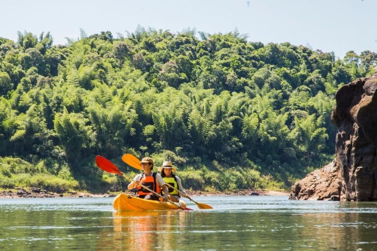 Two people kayaking on the Paraná river close to the private reserve of La Lorenza Iguazu.