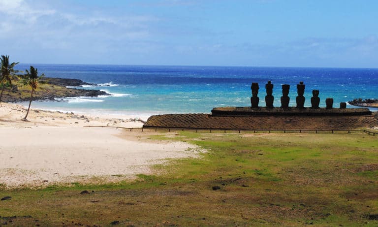 Anakena Beach in Easter Island 2_Mesa de trabajo 1