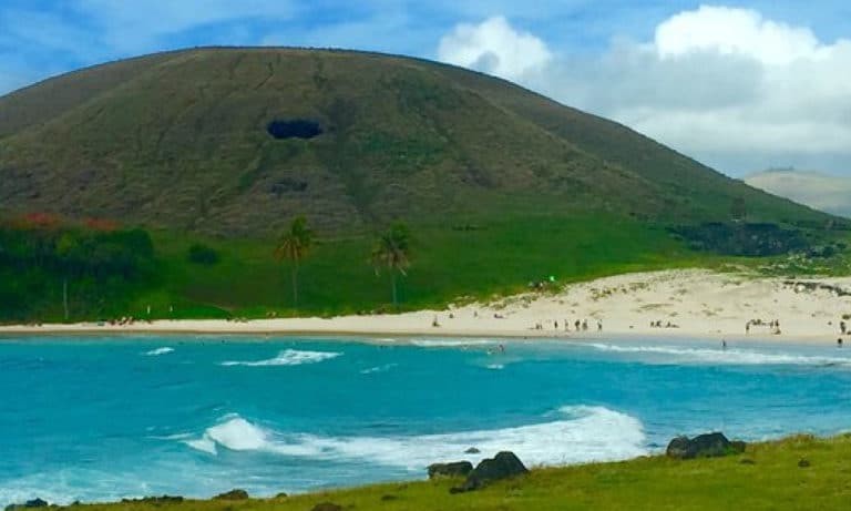 Anakena Beach in Easter Island 3_Mesa de trabajo 1